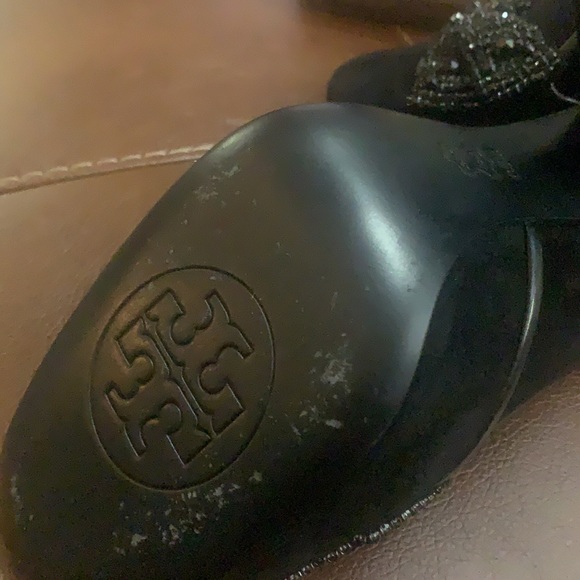 Beautiful Tory Burch Carissa pump in sumptuous black suede with beaded bow. - Picture 4 of 8